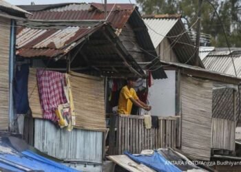 Number of Poor People Declined in September as Poverty Line Rose Only Slightly