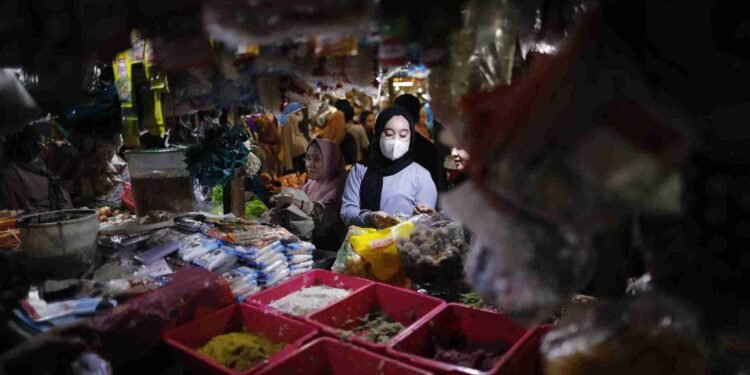 Mass Layoffs and Weakening Purchasing Power: Indonesia’s Lopsided Economy